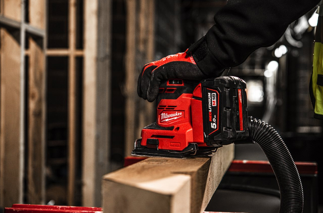 Ponceuse vibrante 1/4 feuille, 18V, 5.0Ah - Sac, 2 batteries M18 B5, 1 chargeur M18-12FC MILWAUKEE - 4933479967