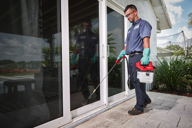 Pulvérisateur pour produits chimiques 12V, 2.0Ah, 1 batterie 12V 2Ah, 1 chargeur C12C MILWAUKEE - 4933480782