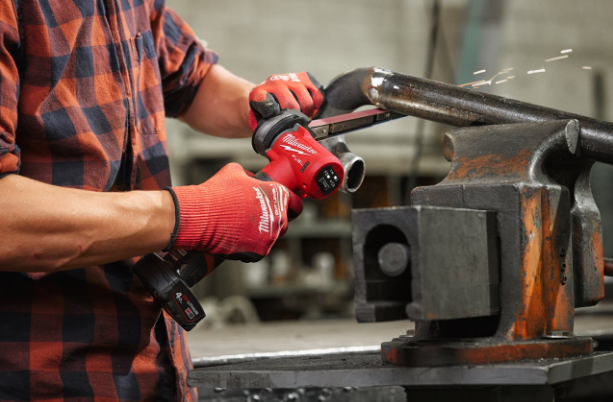 Ponceuse à bande, 13mm, 12V, sans batterie, sans batterie, ni chargeur MILWAUKEE - 4933480960