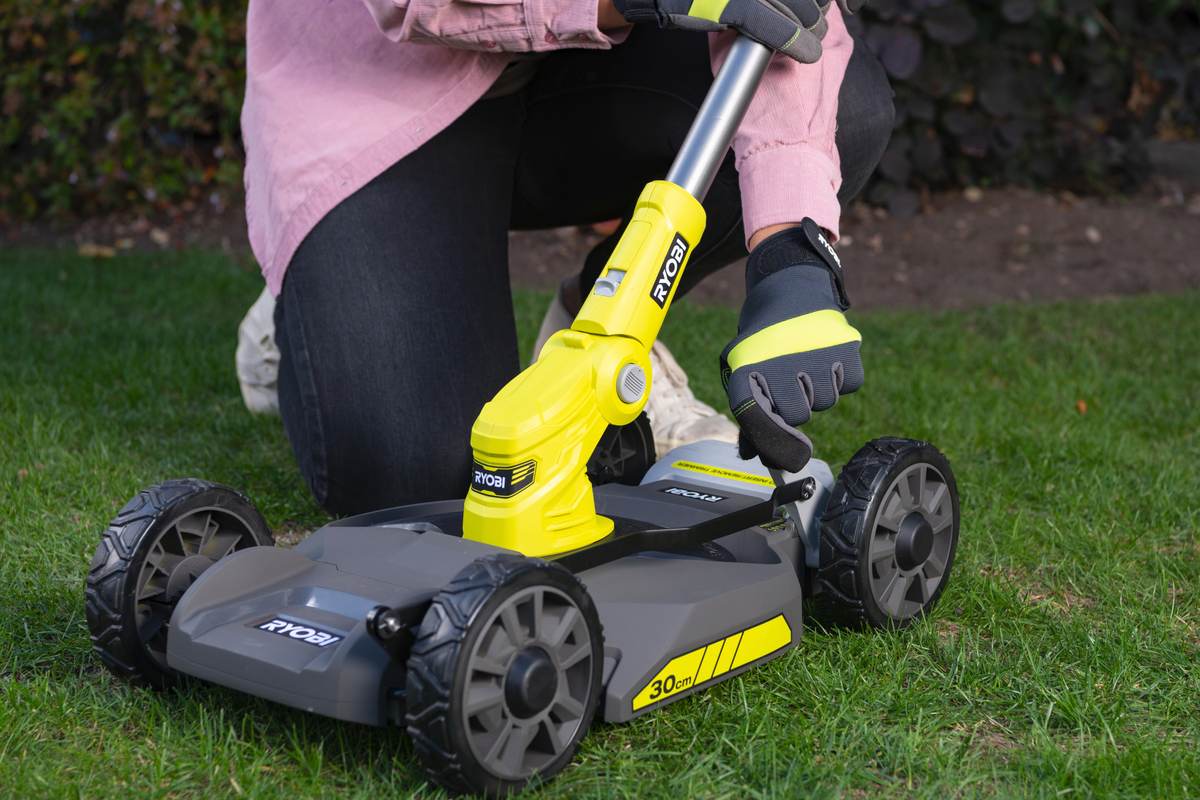Tondeuse de ville sans fil RYOBI RY18LMC30A-120 18V One+ largeur de coupe 30 cm avec batterie et chargeur - 5133005918 