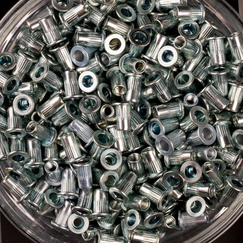 500 écrous crantés à acier à tête plate à M4x11mm - SCELL-IT - TCD0430