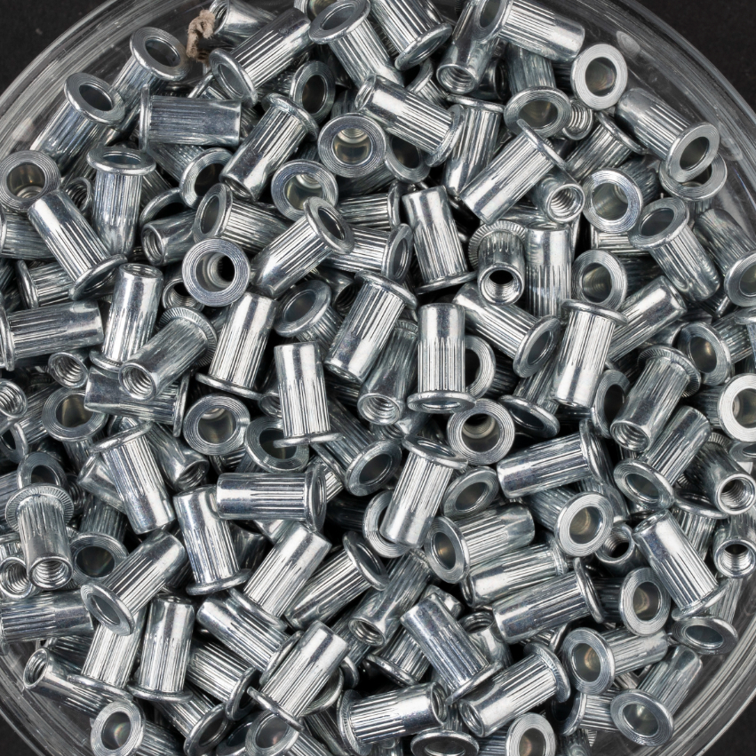 500 écrous crantés à acier à tête plate à M4x12,5mm - SCELL-IT - TCD0440