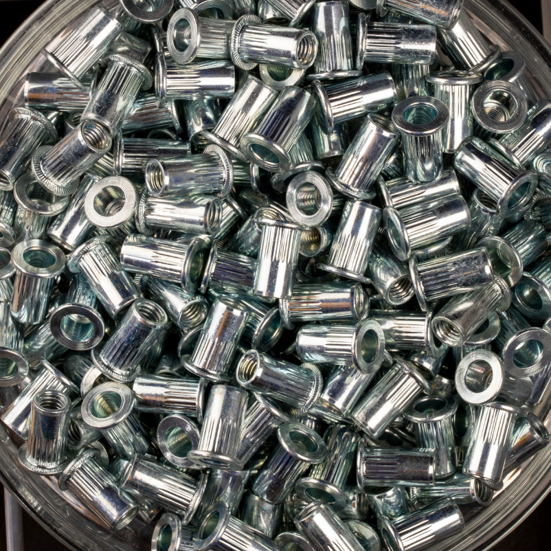 500 écrous crantés à acier à tête plate à M5x13mm - SCELL-IT - TCD0530