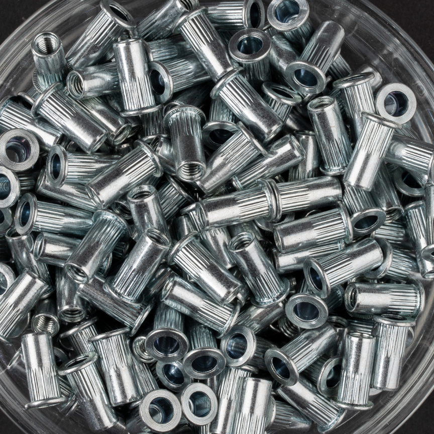 500 écrous crantés à acier à tête plate à M5x16mm - SCELL-IT - TCD0540