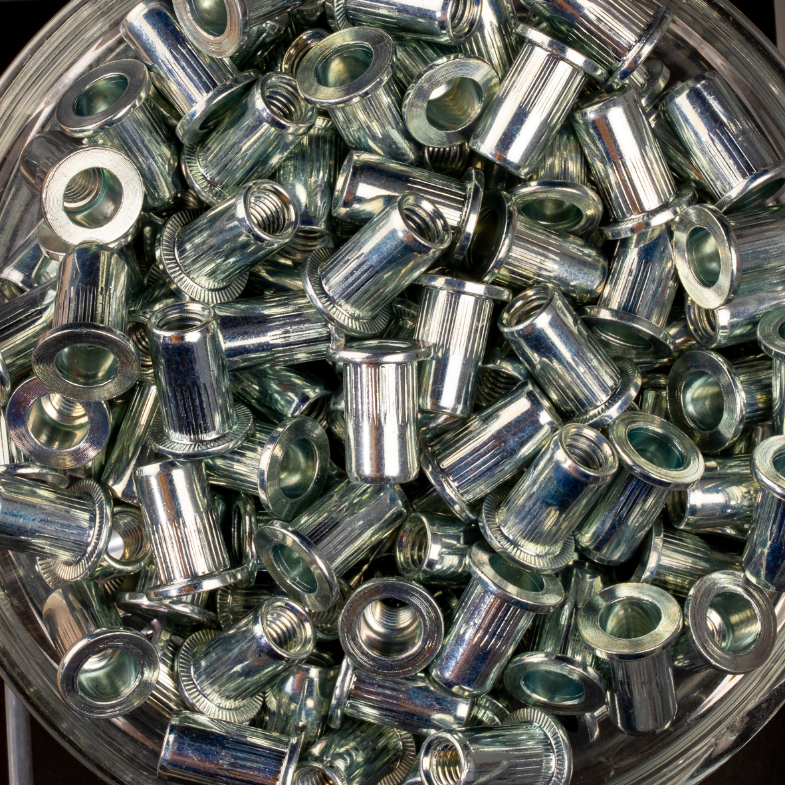 200 écrous crantés à acier à tête plate à M6x11,7mm - SCELL-IT - TCD0630