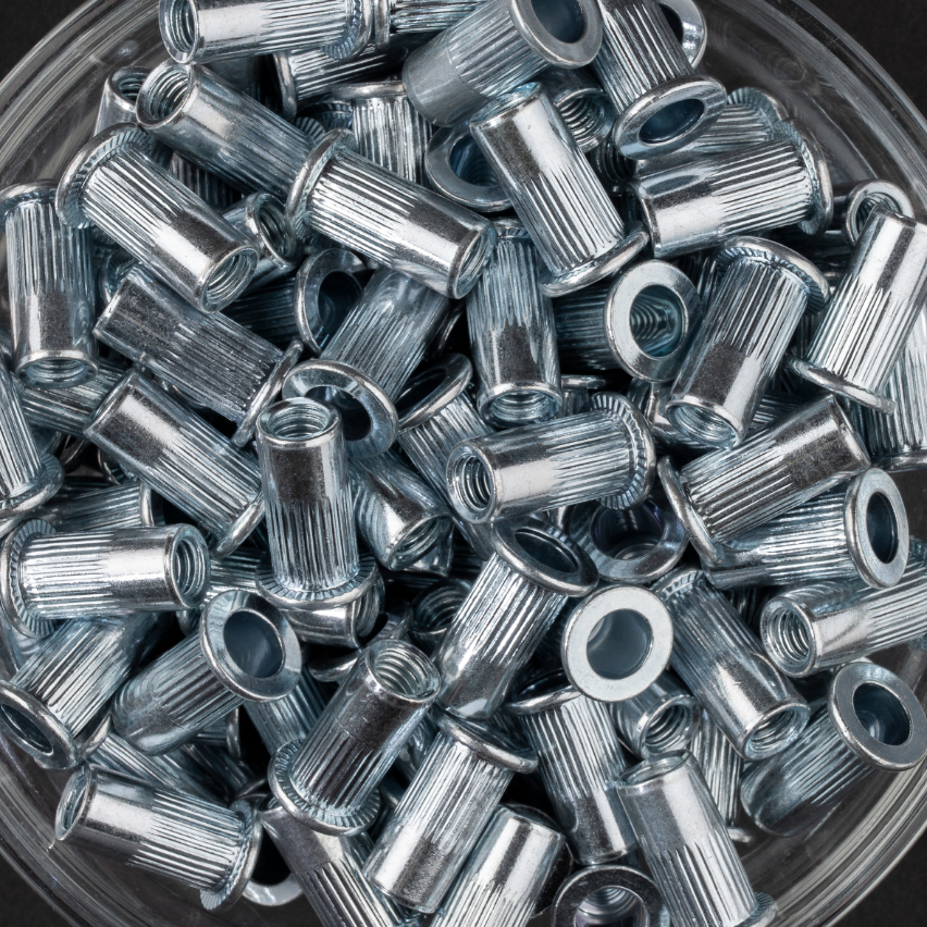 200 écrous crantés à acier à tête plate à M6x17,5mm - SCELL-IT - TCD0645