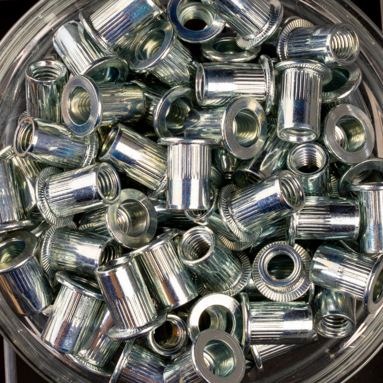 100 écrous crantés à acier à tête plate à M8x16mm - SCELL-IT - TCD0830