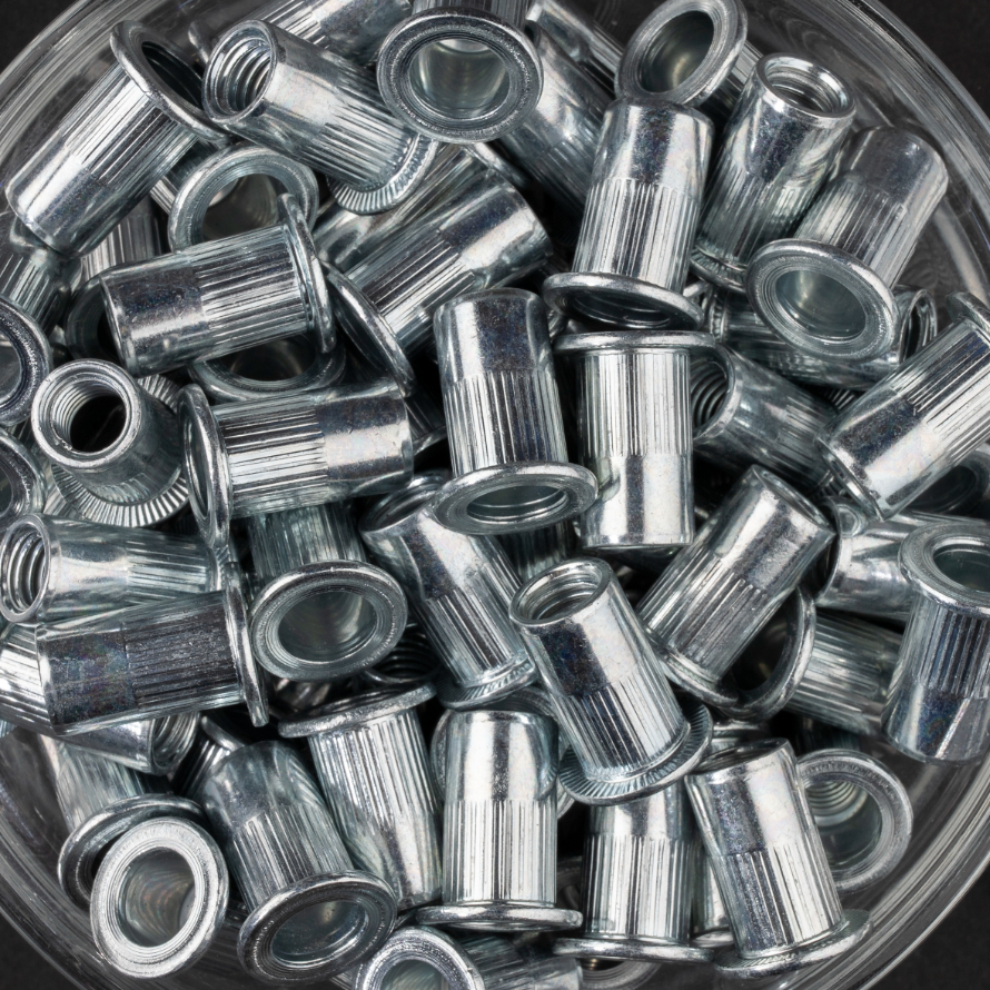 100 écrous crantés à acier à tête plate à M8x20mm - SCELL-IT - TCD0855