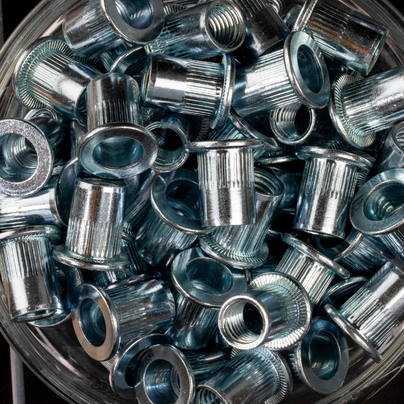 100 écrous crantés à acier à tête plate à M10x19mm - SCELL-IT - TCD1030