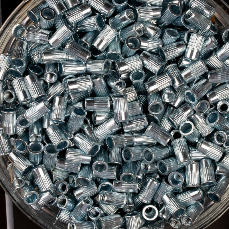 500 écrous crantés à acier à tête réduite 90° à M4x10mm - SCELL-IT - TCR0430