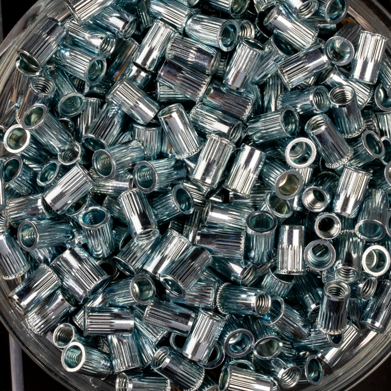 500 écrous crantés à acier à tête réduite 90° à M5x11,5mm - SCELL-IT - TCR0530