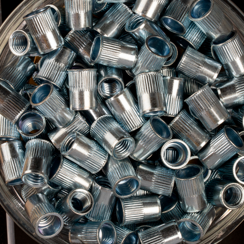 100 écrous crantés à acier à tête réduite 90° à M8x15,5mm - SCELL-IT - TCR0830