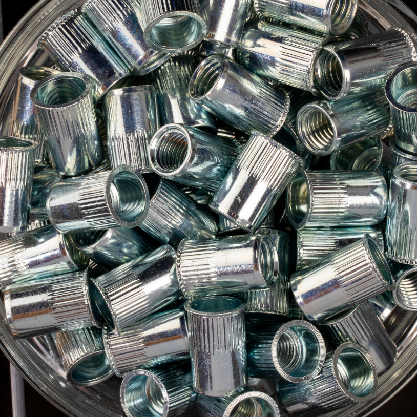 100 écrous crantés à acier à tête réduite 90° à M10x19,5mm - SCELL-IT - TCR1035