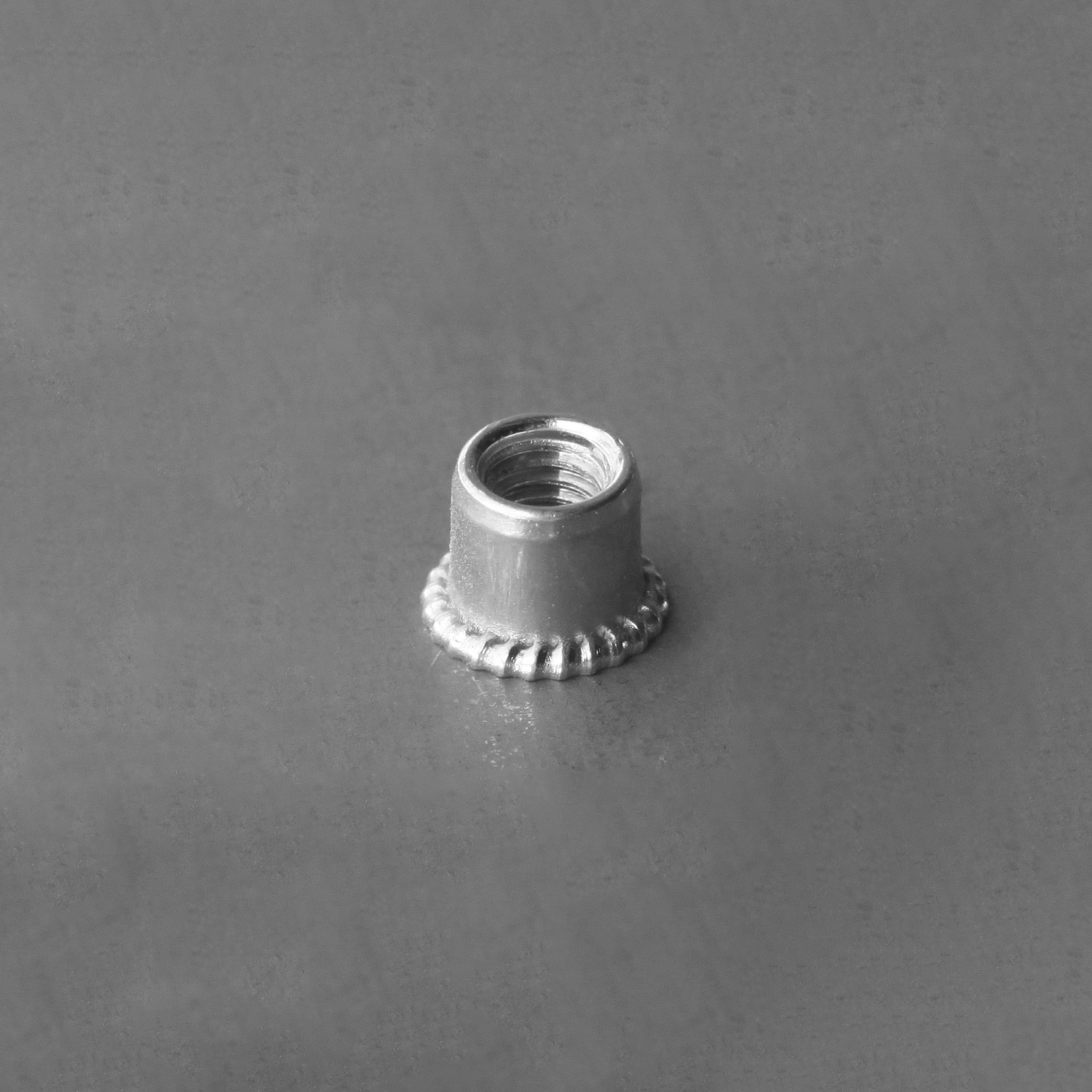 500 écrous crantés à acier à tête réduite 90° à M4x10mm - SCELL-IT - TCR0430