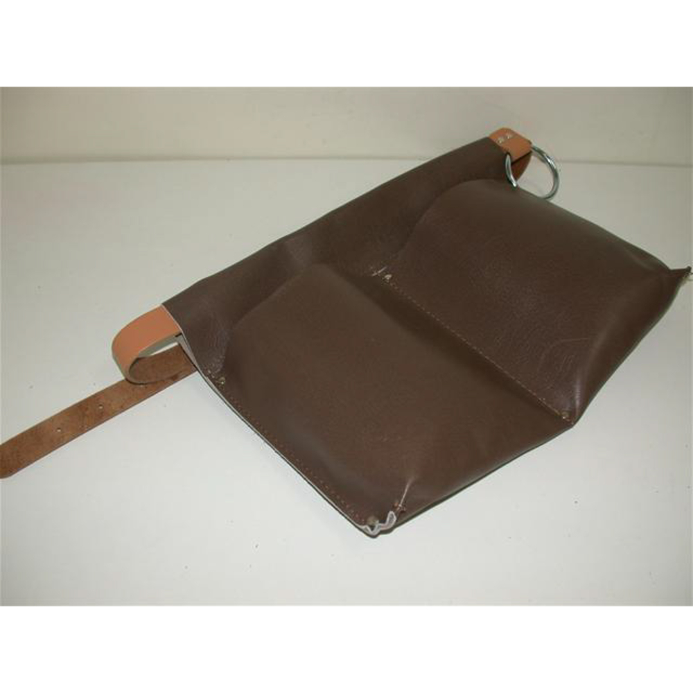 POCHE À CLOUS SASSI 35 x 20 x 3 CM MARRON -203