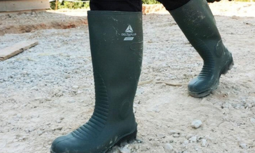 Comment bien choisir ses bottes de pluie de chantier ?