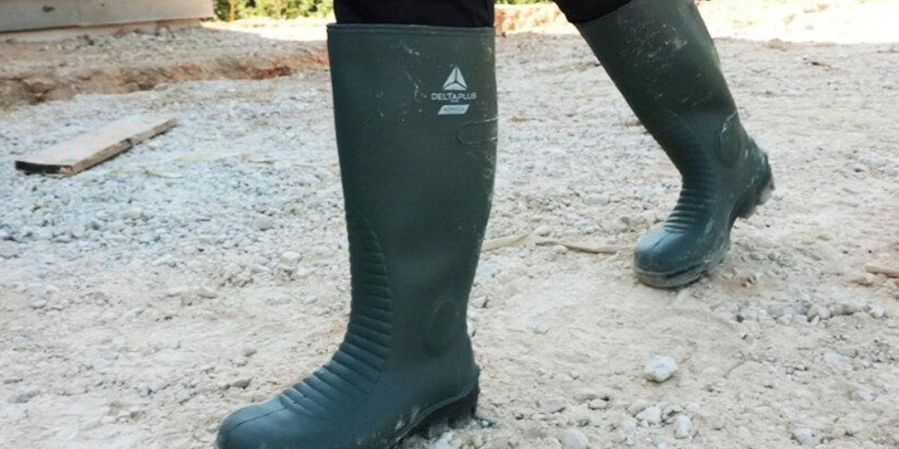 Comment bien choisir ses bottes de pluie de chantier ?