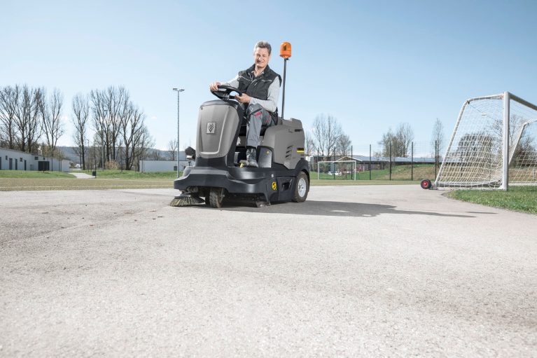 Balayeuses industrielles : puissance et autonomie pour les grands espaces