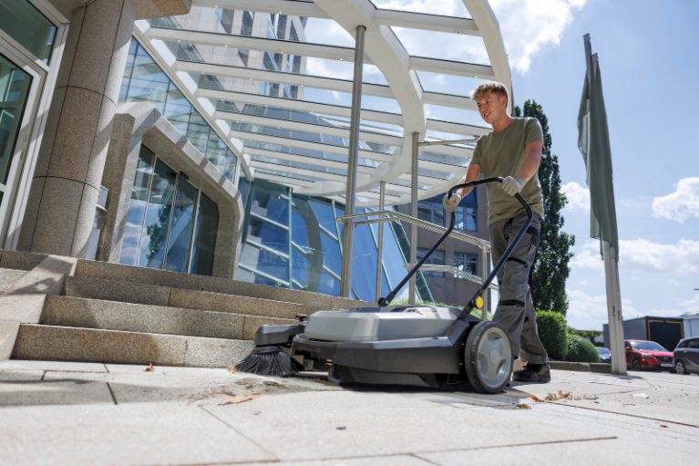 Balayeuses manuelles et autotractées : l'agilité pour les surfaces moyennes