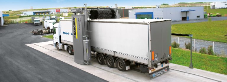 Lavage de flottes de véhicules utilitaires et poids lourds : Portiques fixes vs laveuses mobiles monobrosses