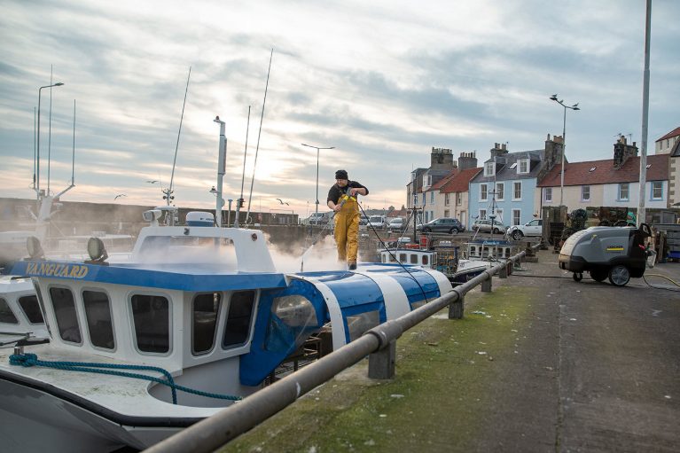 Vente des homards sur le bateau